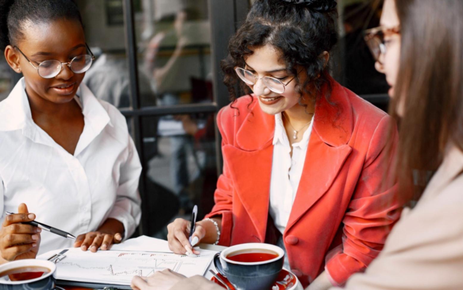 Erfolgreich abgeschlossene Nagelextension-Arbeit als Kursziel